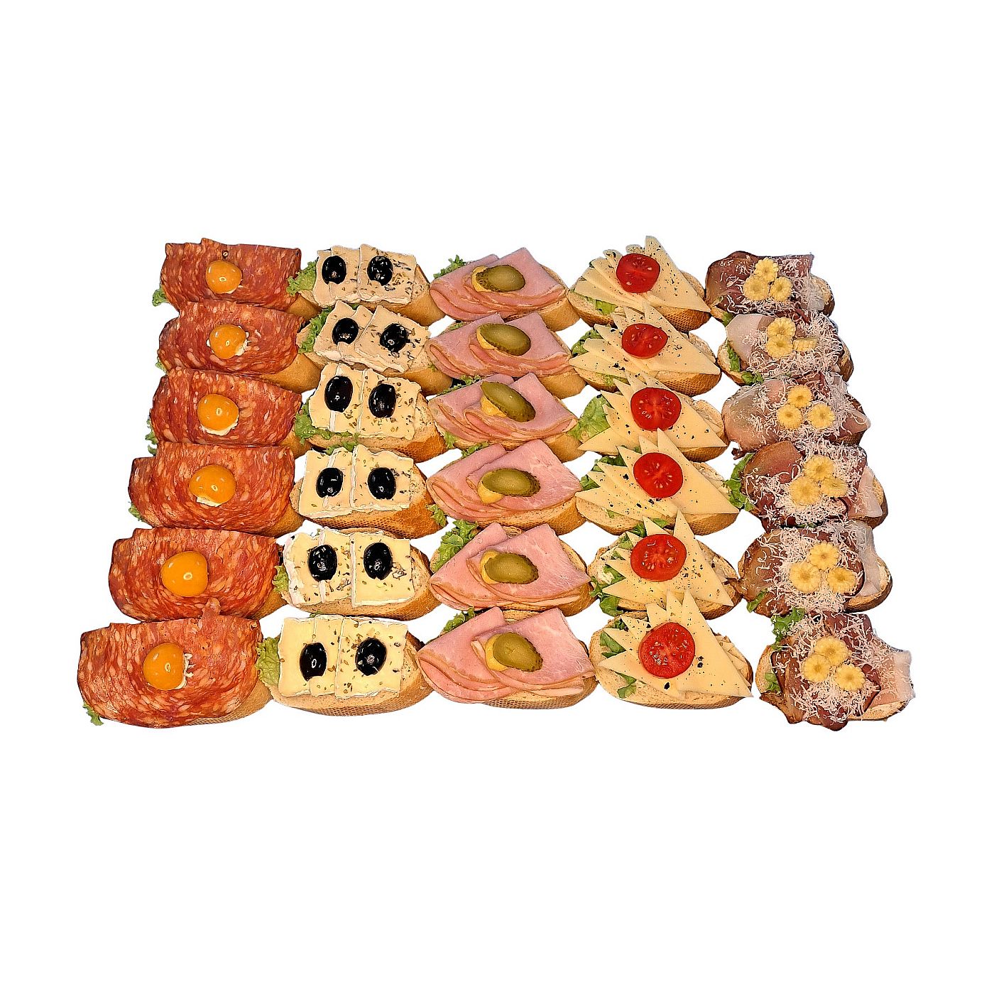 Traditionelle Canapés – feine Auswahl mit Schinken, Salami, Käse und Oliven für Catering und Events