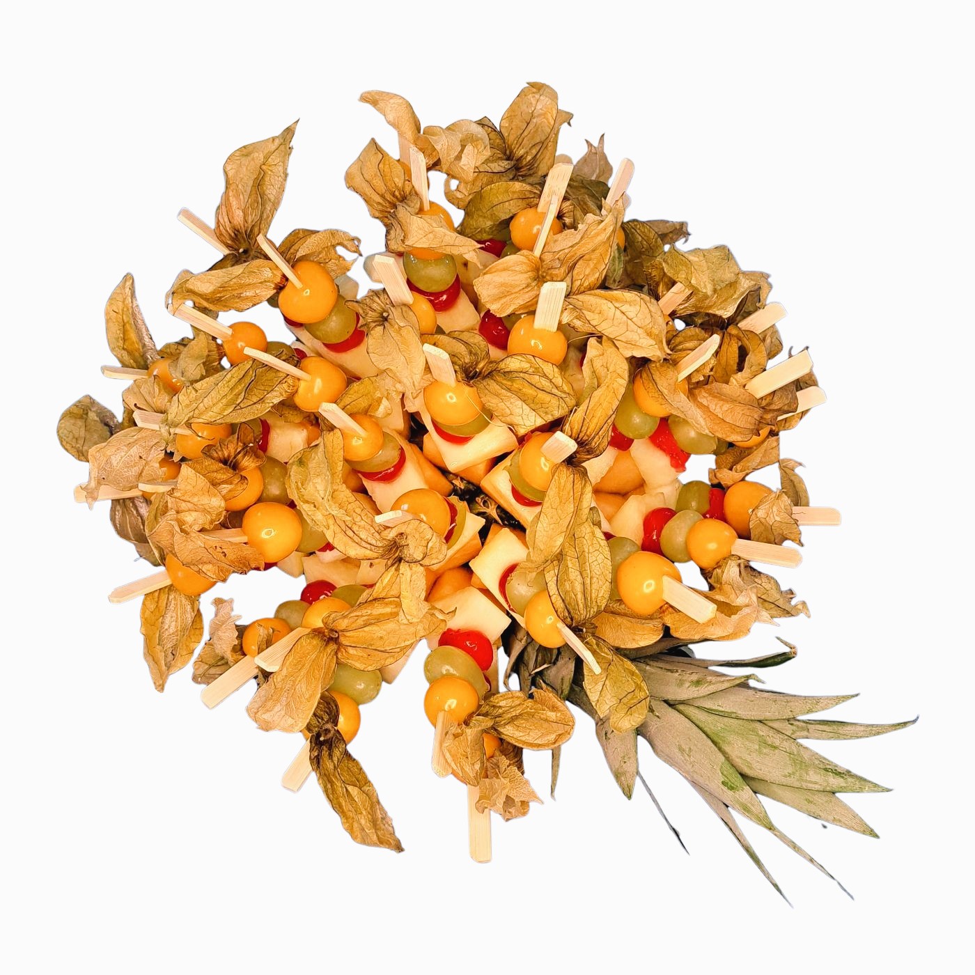 Fruchtspieße mit Ananas, Galiamelone, Trauben, Physalis und Cocktailkirsche auf Holzspieß