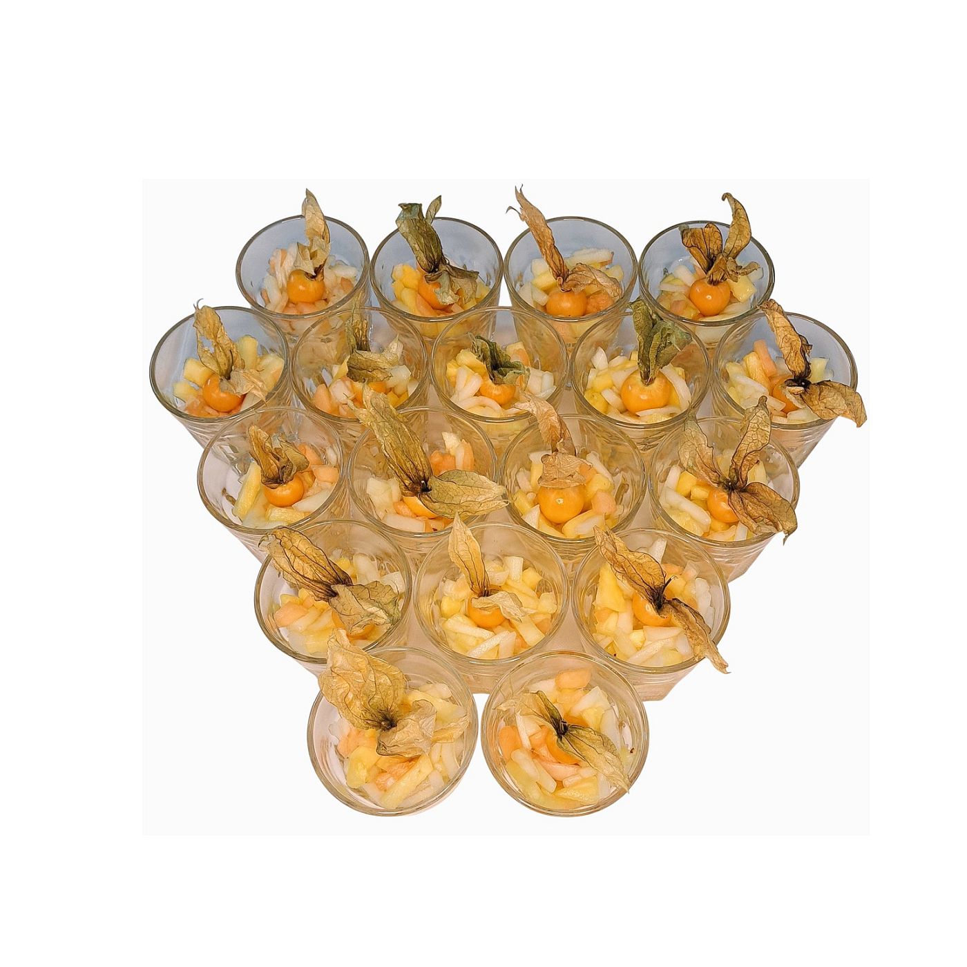 Fruchtiger Melonen-Ananas-Salat mit Cantaloupe, Honigmelone, Ananas und Physalis in Holunderblütensirup