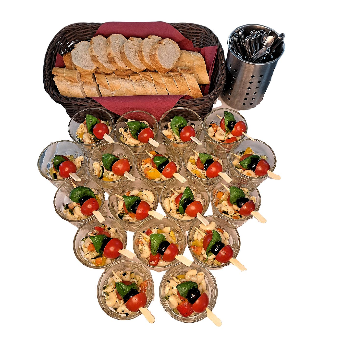 Frischer vegetarischer Nudelsalat mit Gemüsewürfeln