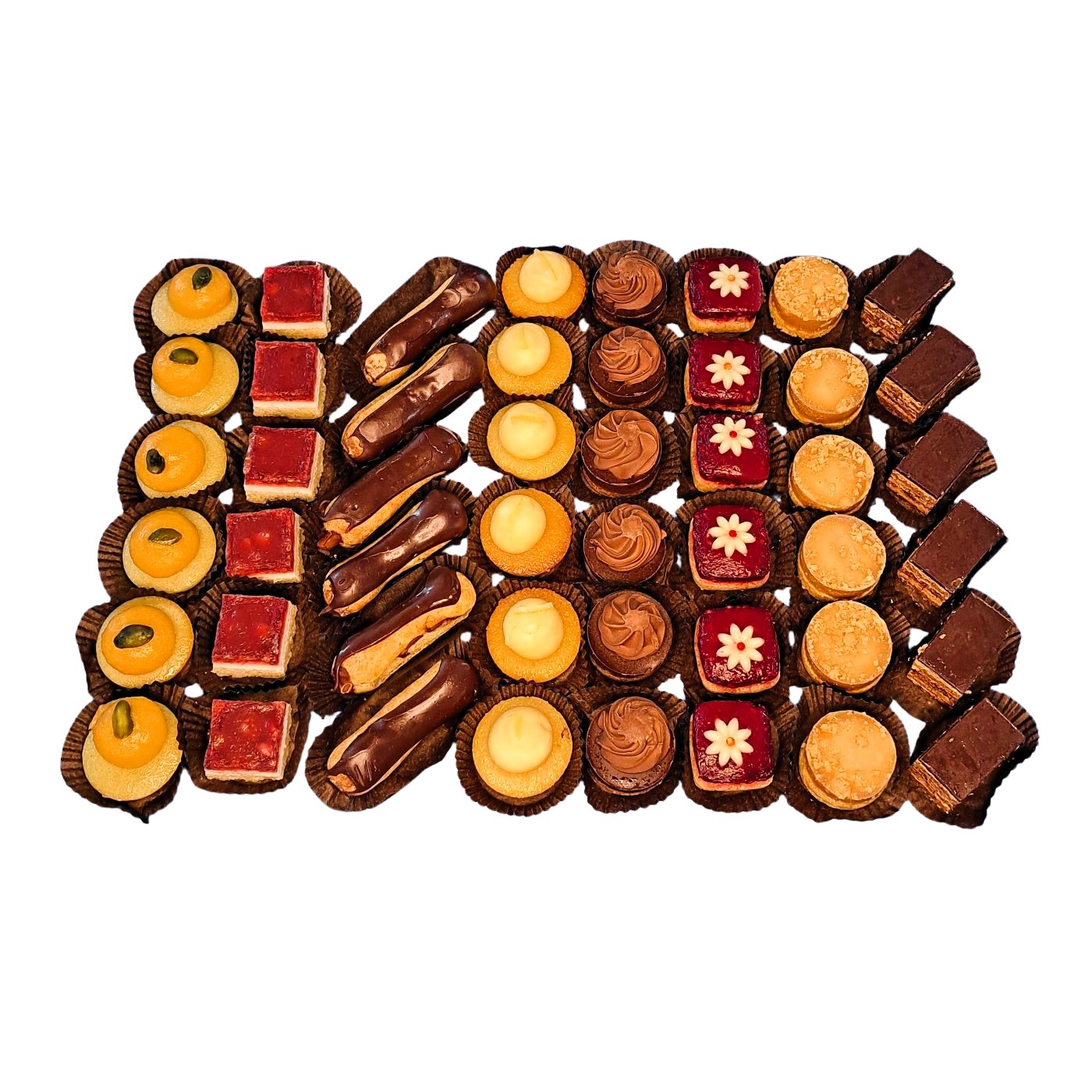 Auswahl edler französischer Petits Fours mit Frucht, Mousse und Schokolade auf dekorativer Platte