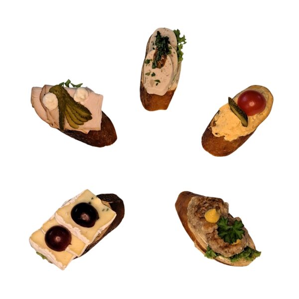 Canapé bayerisch mit Fleischpflanzerl, Obazda, Weißwurst, Bavaria Blue & Schweinebraten