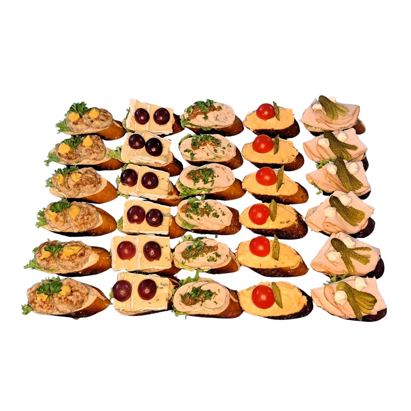 Fein arrangierte bayerische Canapés mit traditionellen Spezialitäten