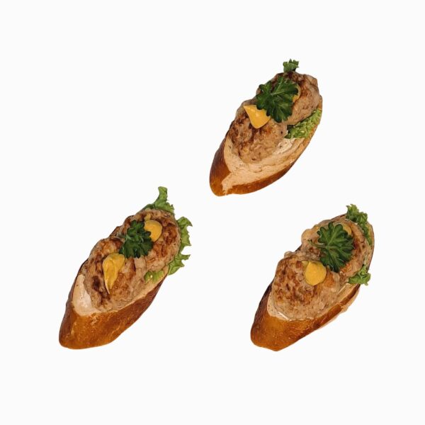 Mini Fleischpflanzerl mit Petersilie und Senf-Tupfer auf Canapé – bayerisches Fingerfood