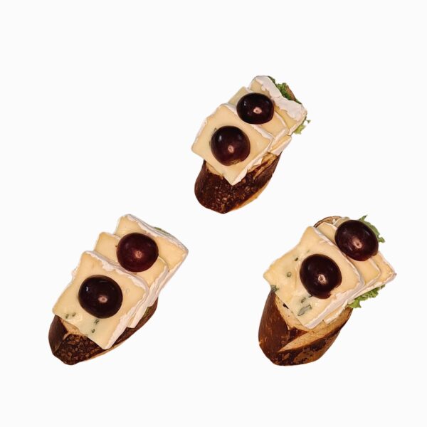 Canapé mit hausgemachtem Obazda, Kirschtomate und Essiggurkenscheibe – bayerisches Fingerfood