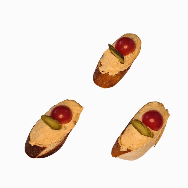 Bayerisches Canapé mit hausgemachtem Obazda, Kirschtomate und Essiggurkenscheibe