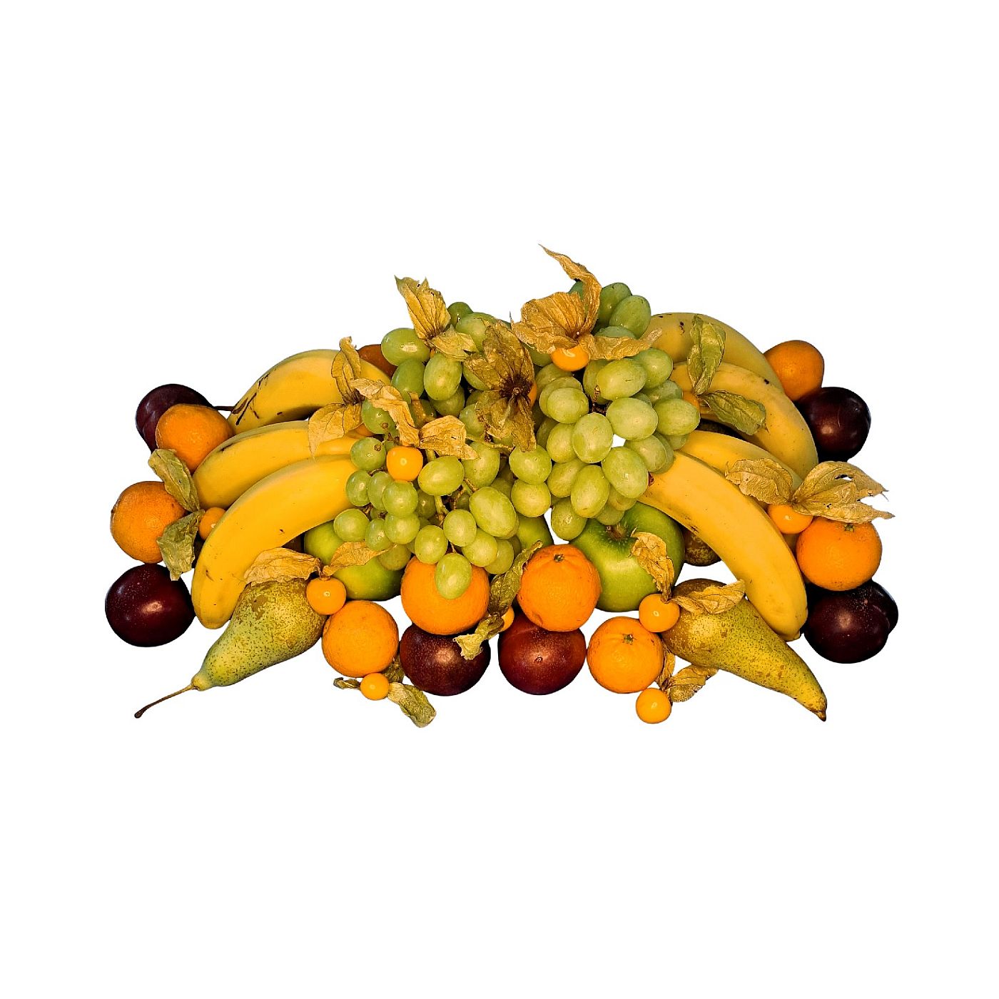 Traditioneller Obstkorb mit Äpfeln, Birnen, Trauben, Bananen, Mandarinen, Physalis und Pflaumen