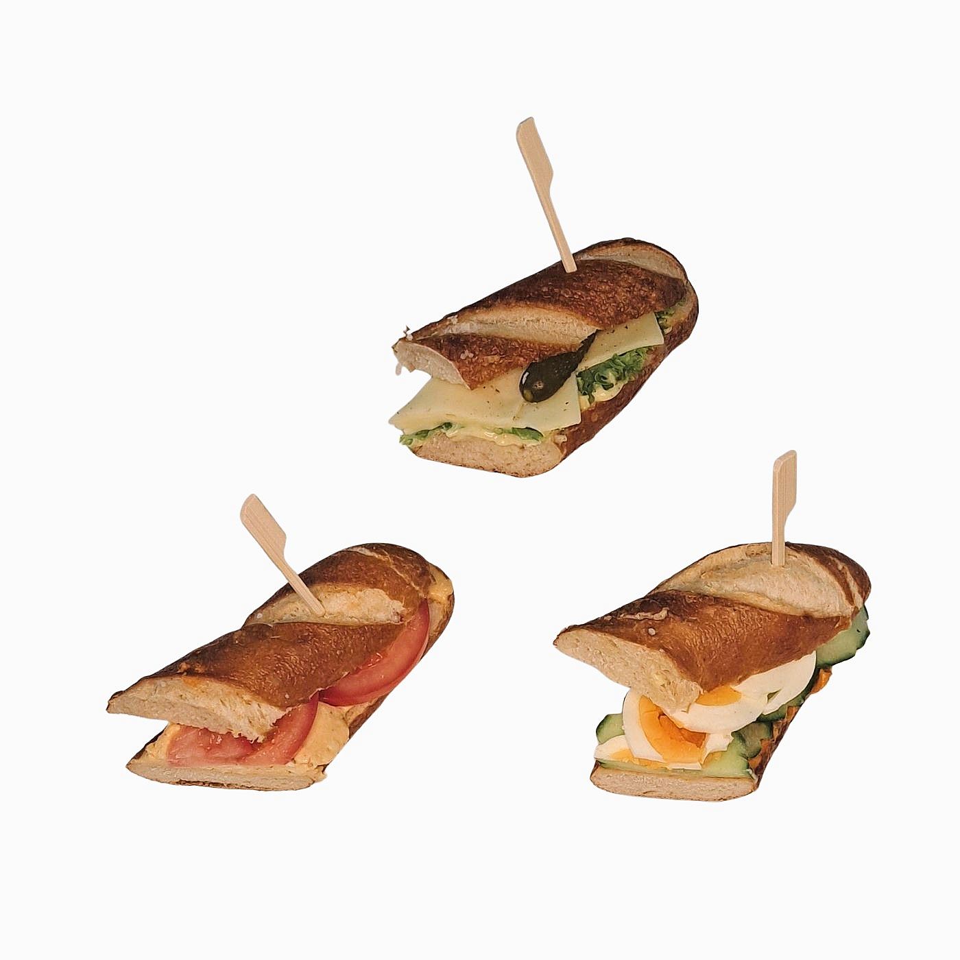 Vegetarisch belegte Laugenstangen mit Obazda, Gouda und Ei auf Paprikacreme