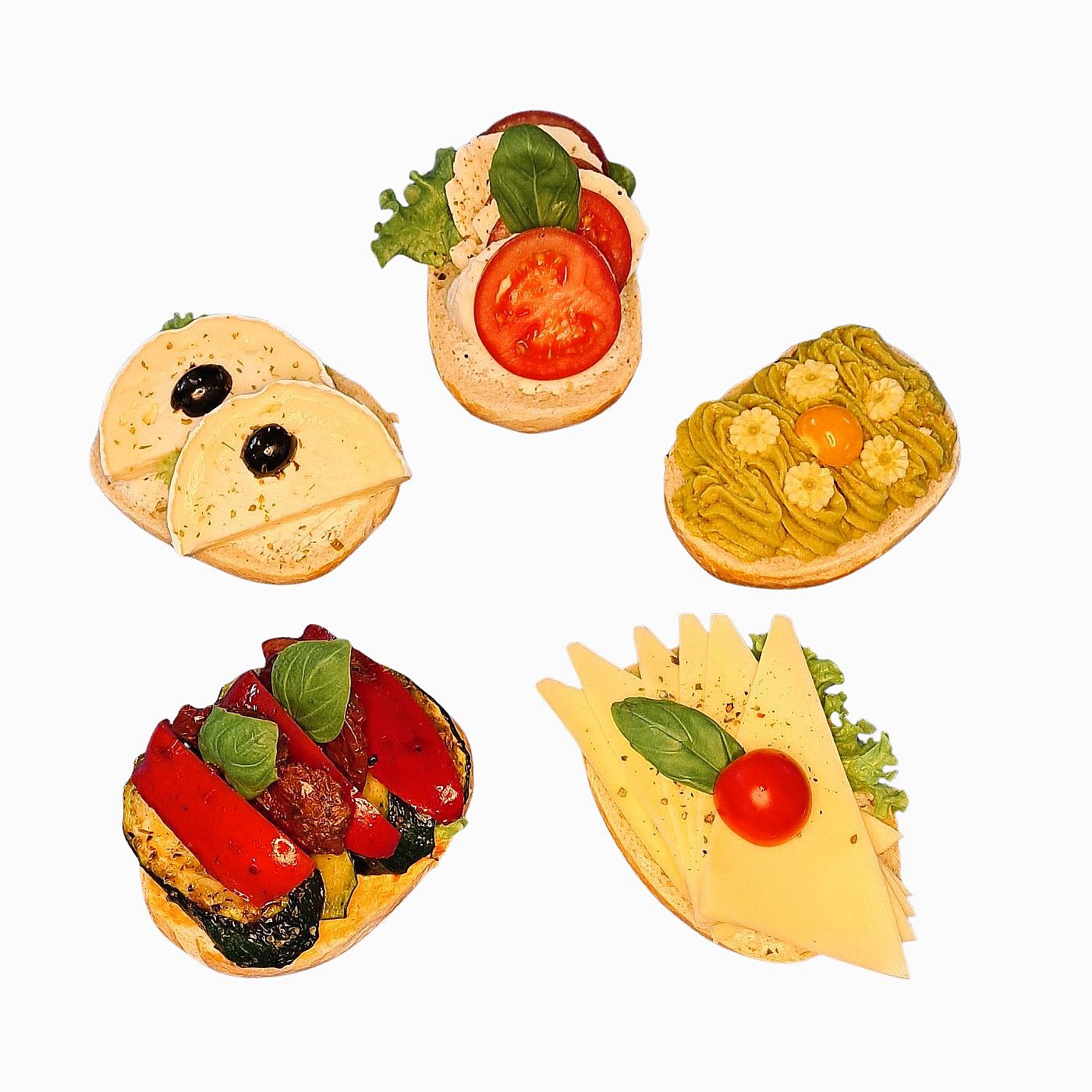 Vegetarische halbe Brötchen mit Tomate-Mozzarella, Camembert, Avocado, Gouda und mediterranem Antipasti-Gemüse