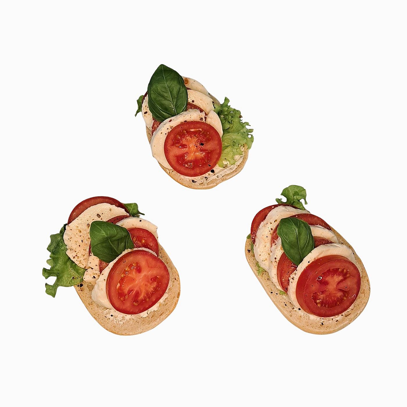 Halbes Brötchen vegetarisch mit Tomate Mozzarella und frischem Basilikum