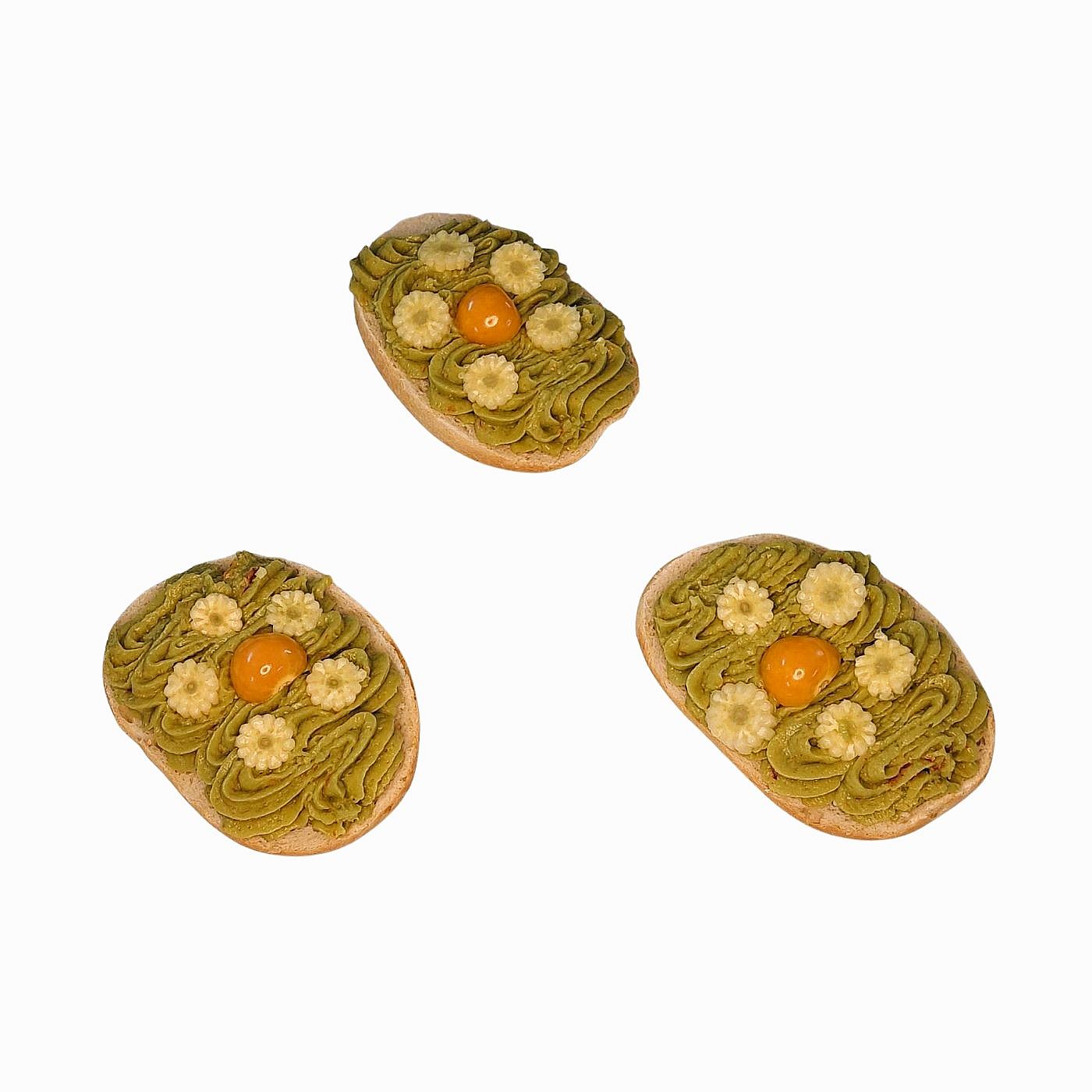 Veganes Brötchen mit Avocado, Physalis und Maiskolben-Scheiben