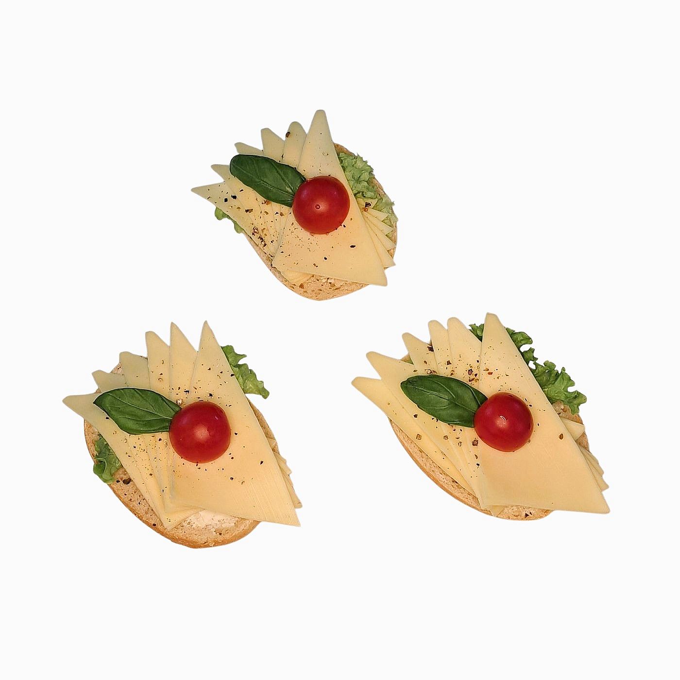 Halbes Brötchen mit Gouda und sonnengereifter Tomate