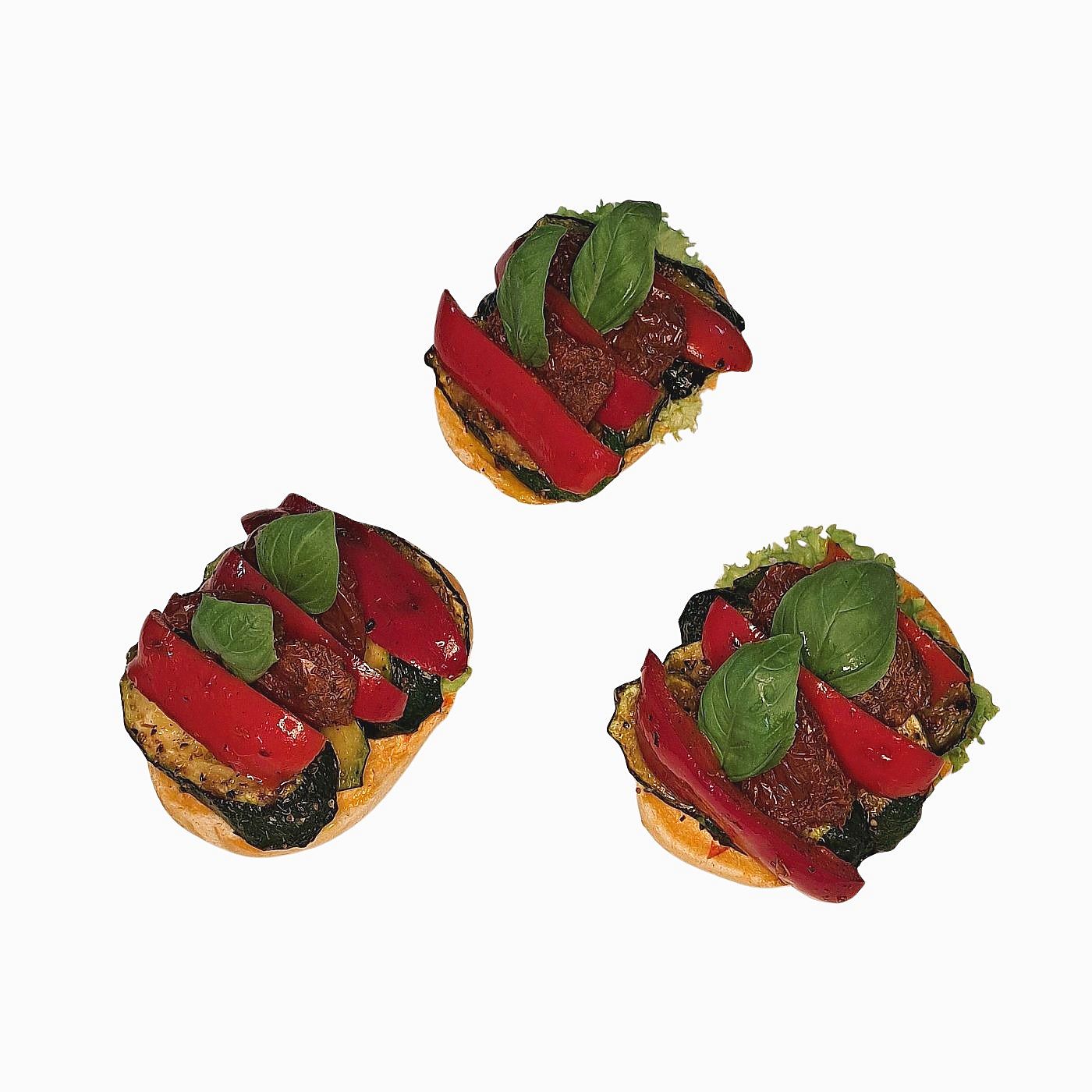 Veganes Brötchen mit Antipasti aus Zucchini, Paprika und Tomate