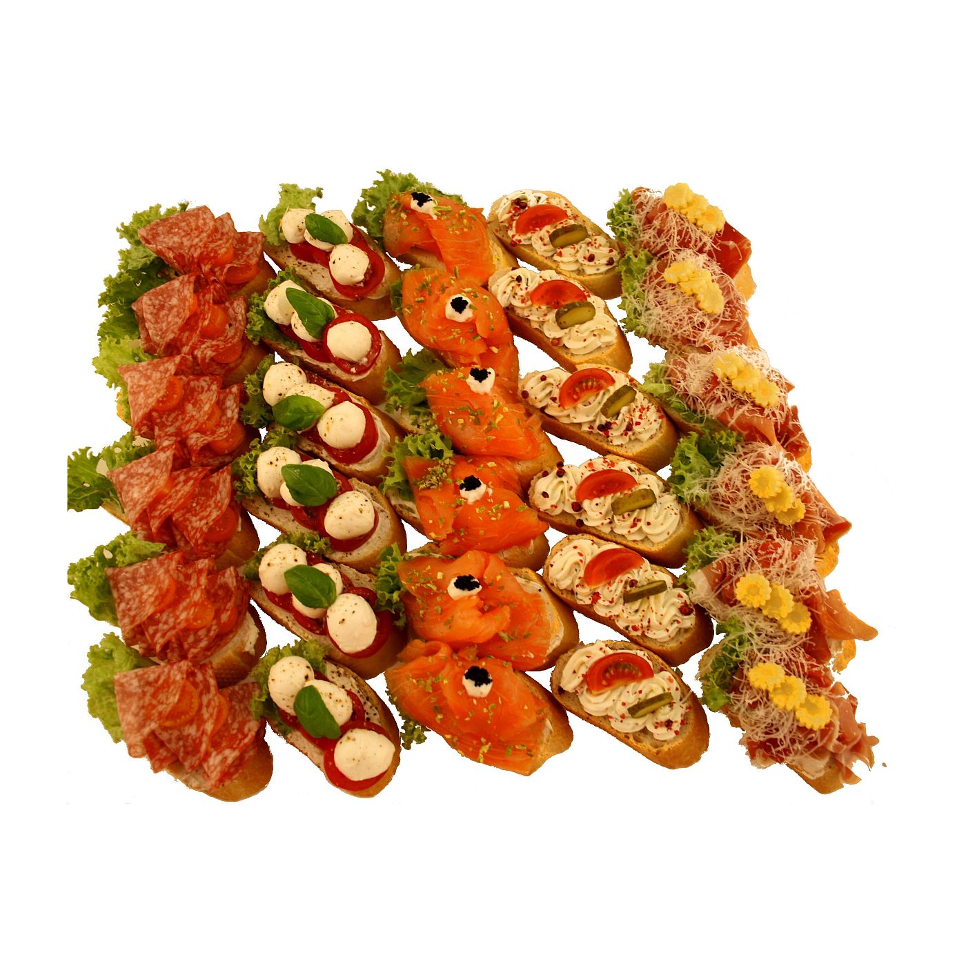 Glutenfreie Canapés mit Lachs, Serrano, Salami, Frischkäse und Mozzarella kreativ angerichtet