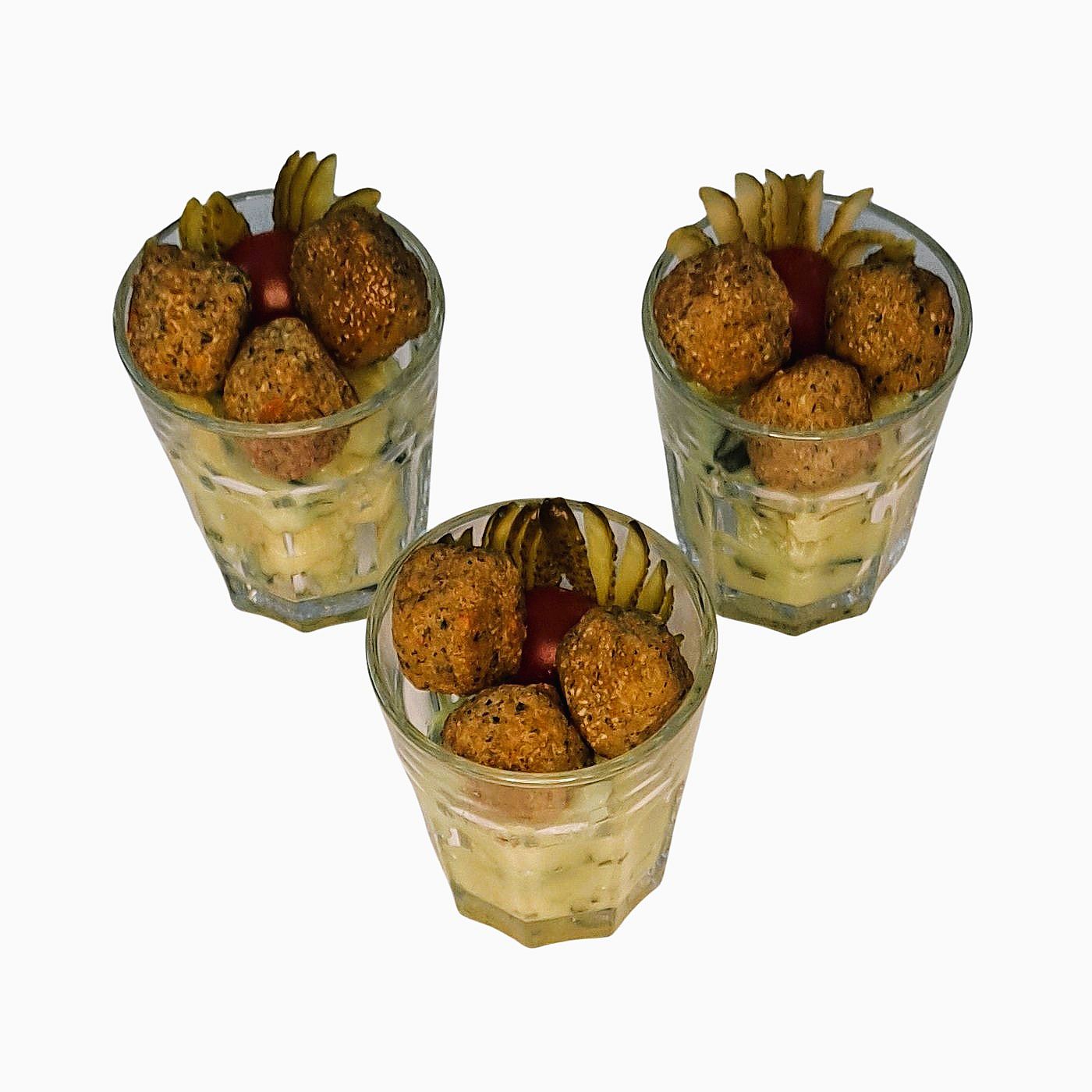 Mini Falafelbällchen auf bayerischem Kartoffel-Gurkensalat – veganes Fingerfood