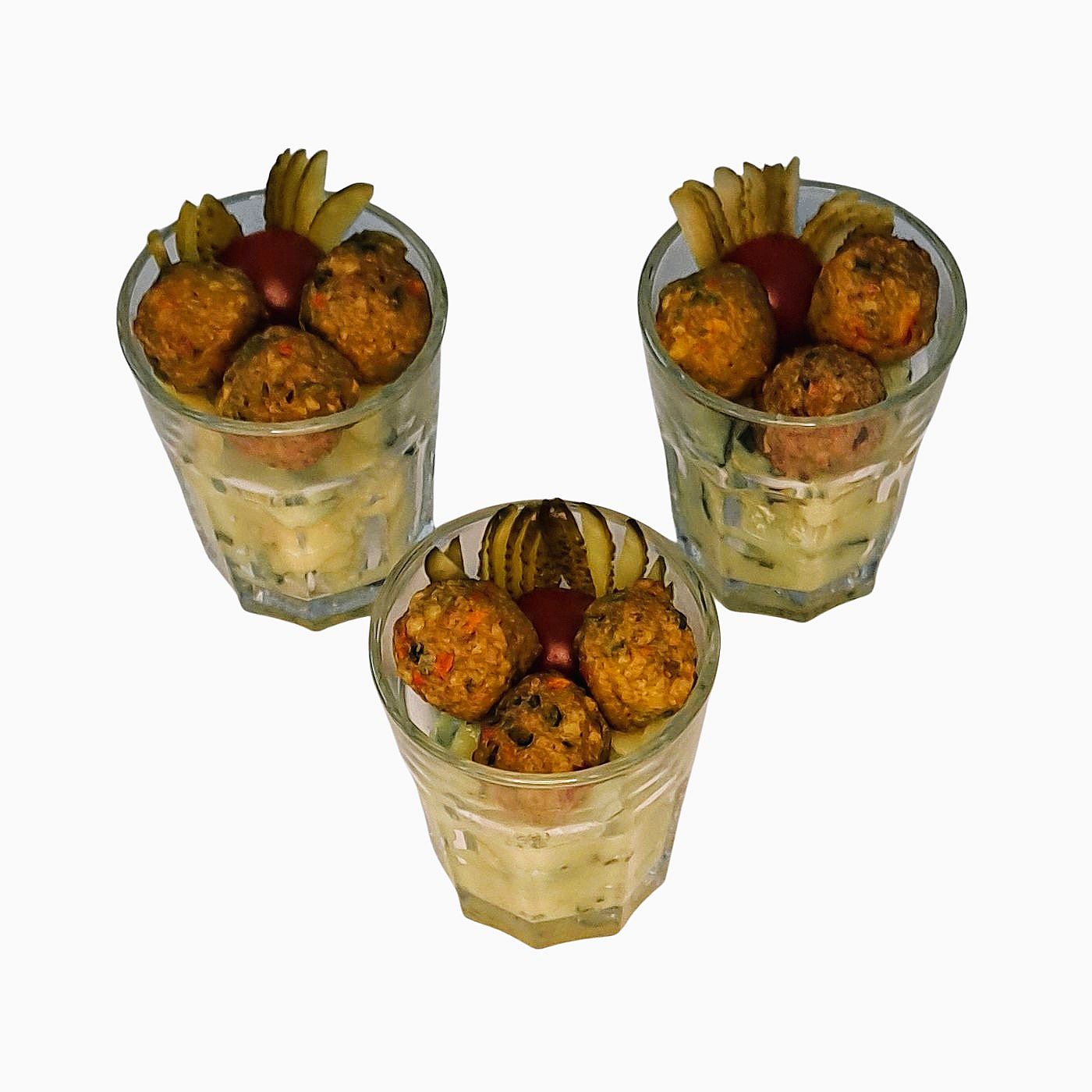 Mini Gemüsebällchen auf bayerischem Kartoffel-Gurkensalat – veganes Fingerfood