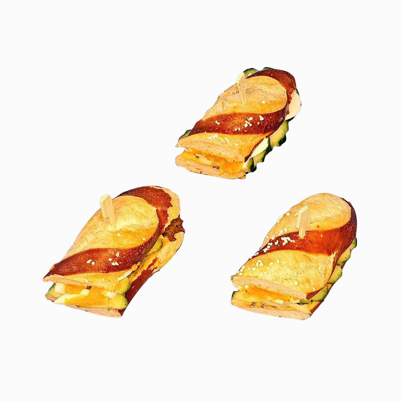 Vegetarische Laugenstange mit Gurke und Ei auf Paprikacreme