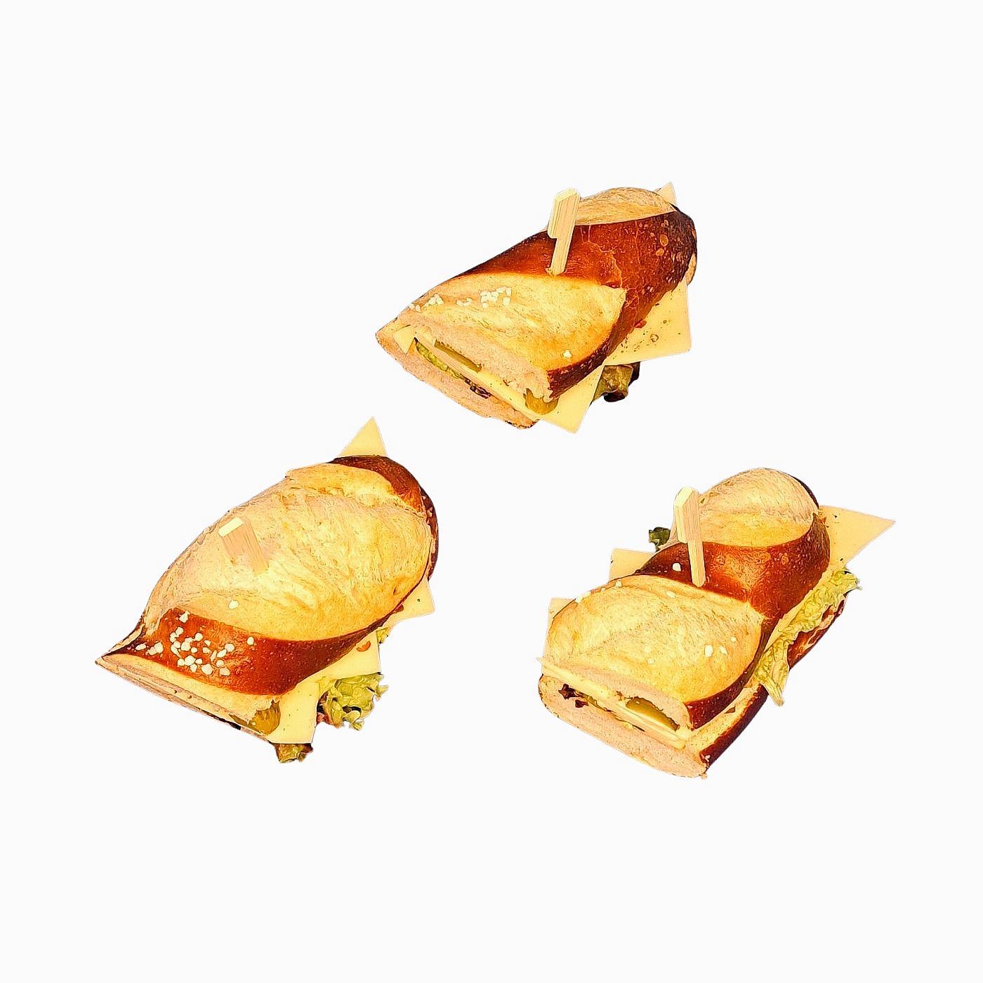 Vegetarische Laugenstange mit Gouda und Cornichon