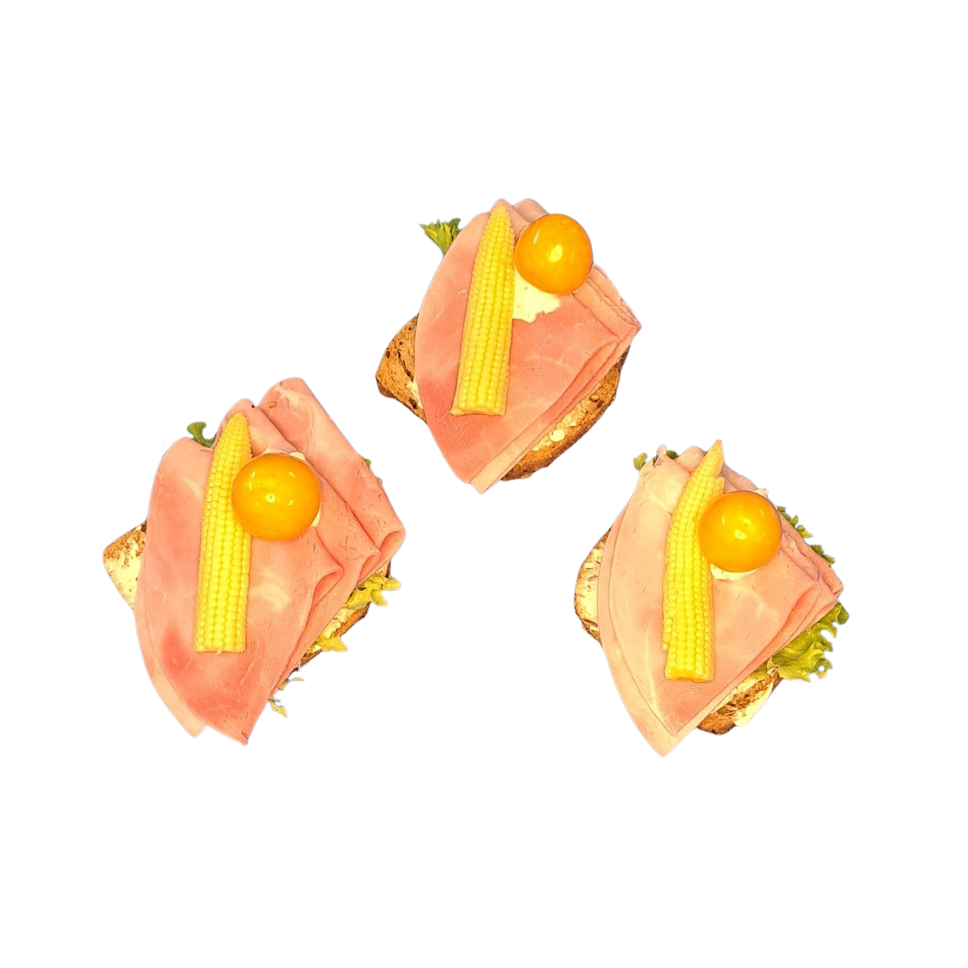 Glutenfreies halbes Brötchen mit gekochtem Schinken und getrockneten Tomaten