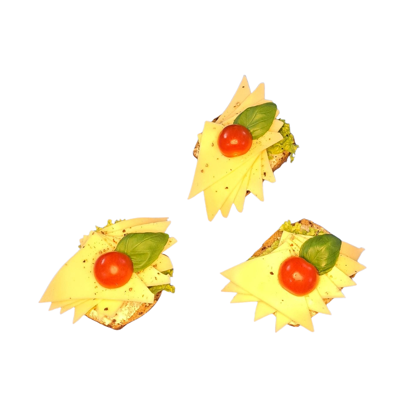Glutenfreies halbes Brötchen mit mittelgereiftem Gouda und sonnengereifter Tomate