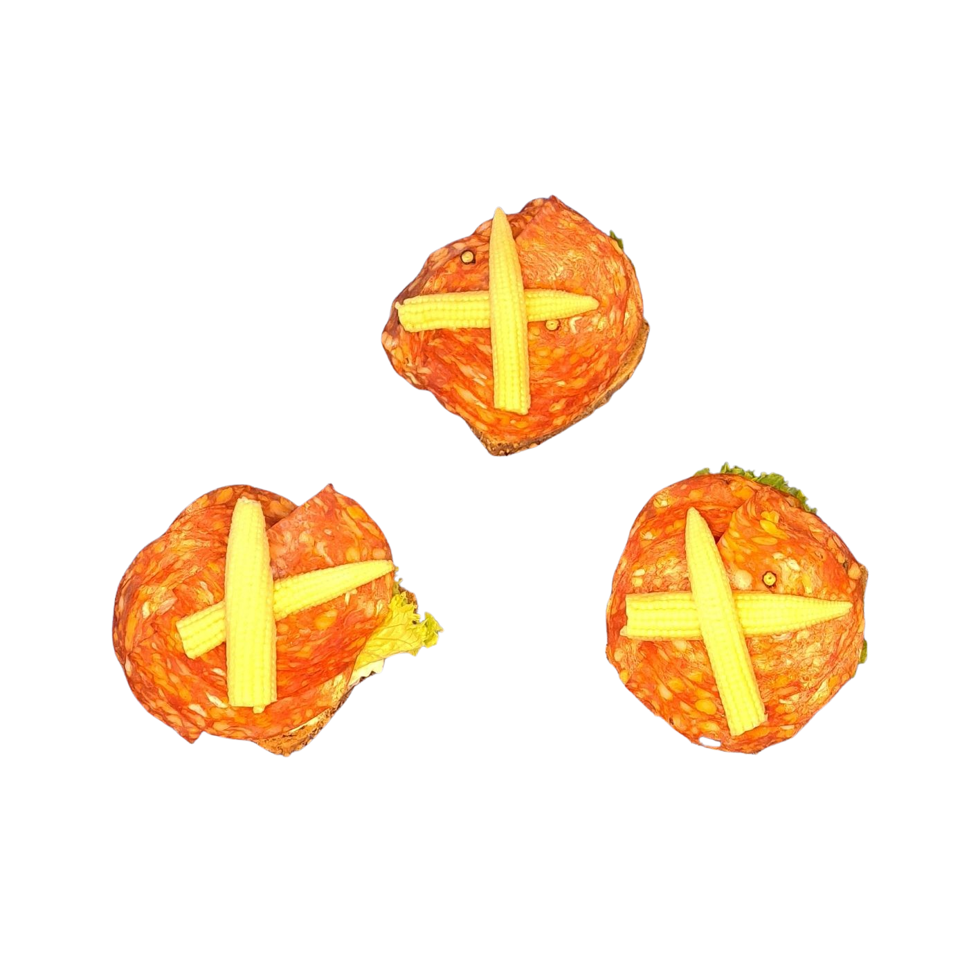 Glutenfreies halbes Brötchen mit Gourmet-Salami und Maiskölbchen