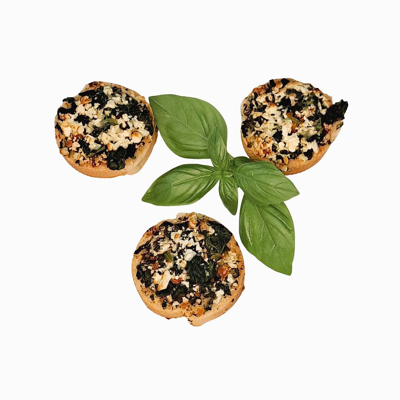 Bruschetta mit Feta-Käse und zartem Spinat auf geröstetem Baguette – mediterranes Fingerfood