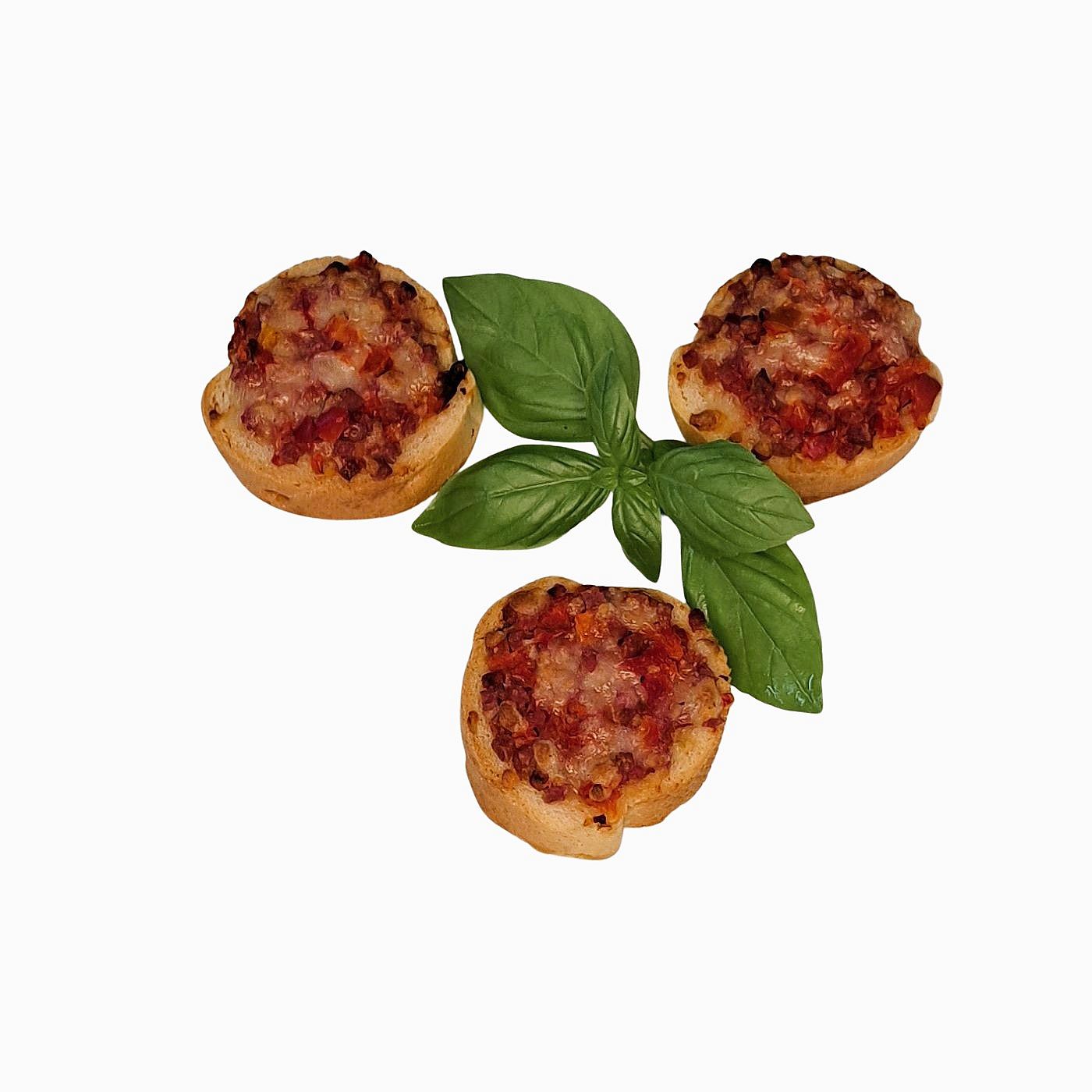 Bruschetta mit Salami, Käse und bunten Paprikawürfeln auf geröstetem Baguette – herzhaftes Fingerfood
